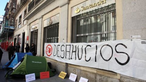 Familias desahuciadas o en proceso de ejecuci&oacute;n acampan frente a las entidades bancarias en la calle Santiago de Valladolid