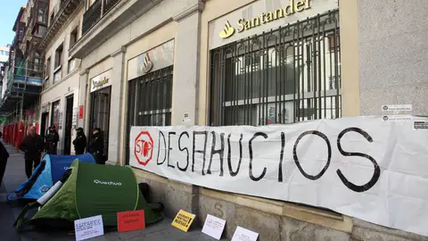 Familias desahuciadas o en proceso de ejecución acampan frente a las entidades bancarias en la calle Santiago de Valladolid Familias desahuciadas o en proceso de ejecución acampan frente a las entidades bancarias en la calle Santiago de Valladolid