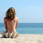 Una joven nudista en una playa