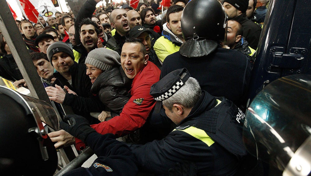 Enfrentamientos de la Policía y empleados de Iberia