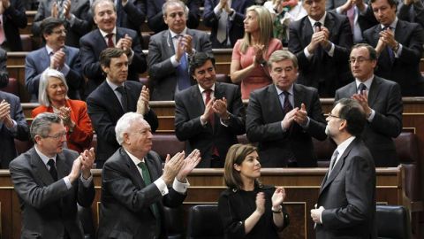 El presidente del Gobierno, Mariano Rajoy, recibe los aplausos de la bancada del PP