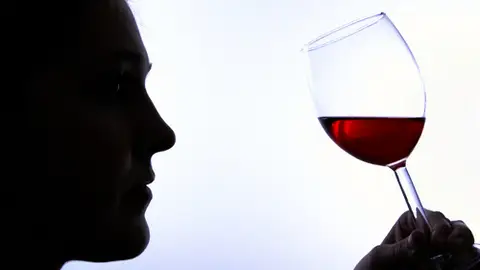 Un hombre bebe vino tinto Un hombre bebe vino tinto