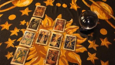 Cartas del tarot sobre un tapete