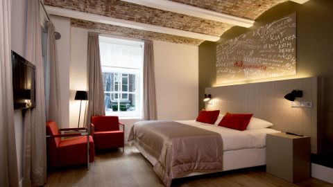 Una habitaci&oacute;n de hotel