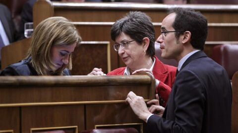 Carme Chac&oacute;n conversa con los diputados del PSC Teresa Cunillera y Francesc Valles