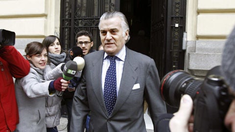 Luis B&aacute;rcenas a la salida de su casa