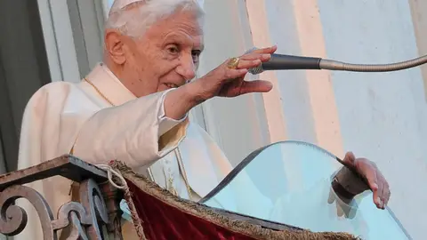 Benedicto XVI, desde el balcón Benedicto XVI, desde el balcón