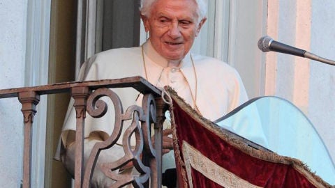El papa Benedicto XVI saluda a sus seguidores en la plaza de la Libertad de Castelgandolfo