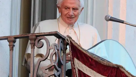El papa Benedicto XVI saluda a sus seguidores en la plaza de la Libertad de Castelgandolfo El papa Benedicto XVI saluda a sus seguidores en la plaza de la Libertad de Castelgandolfo