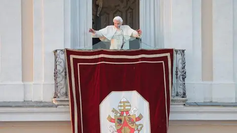 El papa Benedicto XVI saluda a sus seguidores en la plaza de la Libertad de Castelgandolfo El papa Benedicto XVI saluda a sus seguidores en la plaza de la Libertad de Castelgandolfo