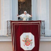 El papa Benedicto XVI saluda a sus seguidores en la plaza de la Libertad de Castelgandolfo