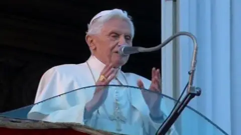 Benedicto XVI, desde el balcón de Castel Gandolfo Benedicto XVI, desde el balcón de Castel Gandolfo