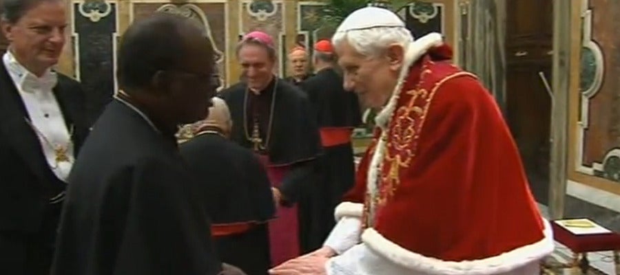 El Papa saluda a los cardenales El Papa saluda a los cardenales