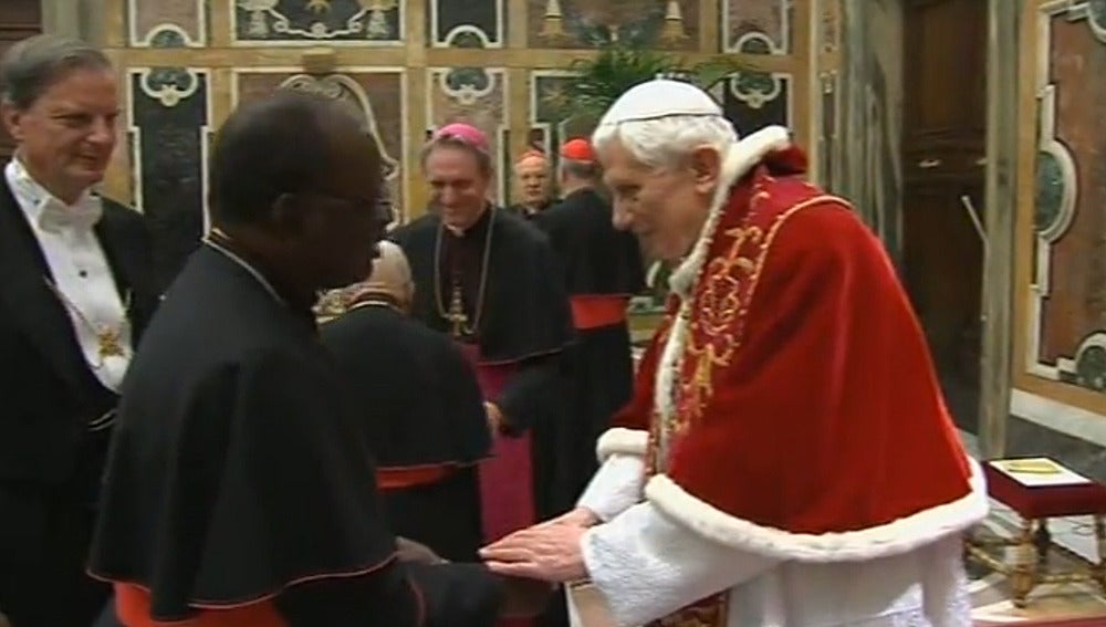 El Papa saluda a los cardenales