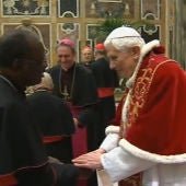 El Papa saluda a los cardenales