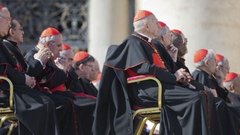 Los cardenales se re&uacute;nen para preparar el c&oacute;nclave