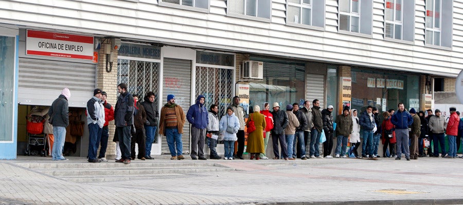 Varias personas forman cola ante una oficina del INEM. Varias personas forman cola ante una oficina del INEM.