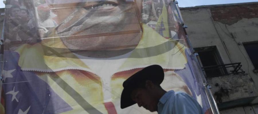 Un hombre pasa frente a una imagen del presidente de Venezuela Hugo Chávez Un hombre pasa frente a una imagen del presidente de Venezuela Hugo Chávez