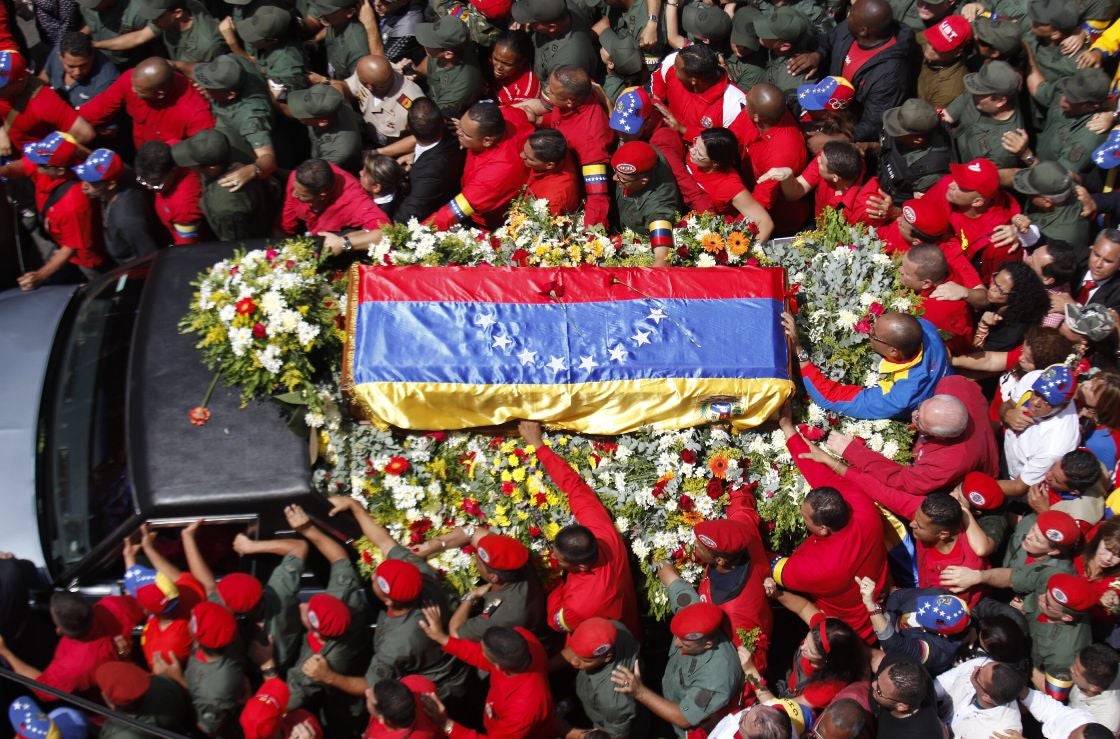 Tertulia: Sigue el espectáculo de lágrimas ante el féretro de Chávez Tertulia: Sigue el espectáculo de lágrimas ante el féretro de Chávez