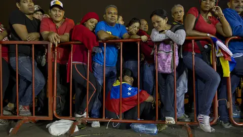 Los chavistas guardan a su líder frente a la capilla ardiente Los chavistas guardan a su líder frente a la capilla ardiente