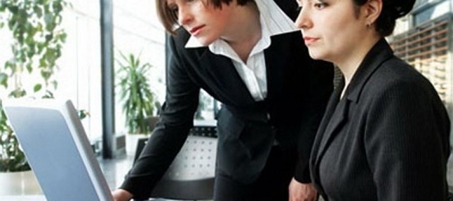 Dos mujeres trabajando Dos mujeres trabajando