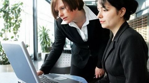 Dos mujeres trabajando