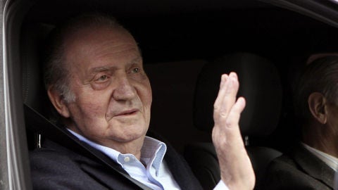 El Rey Juan Carlos saluda a su salida de la cl&iacute;nica 'La Milagrosa'
