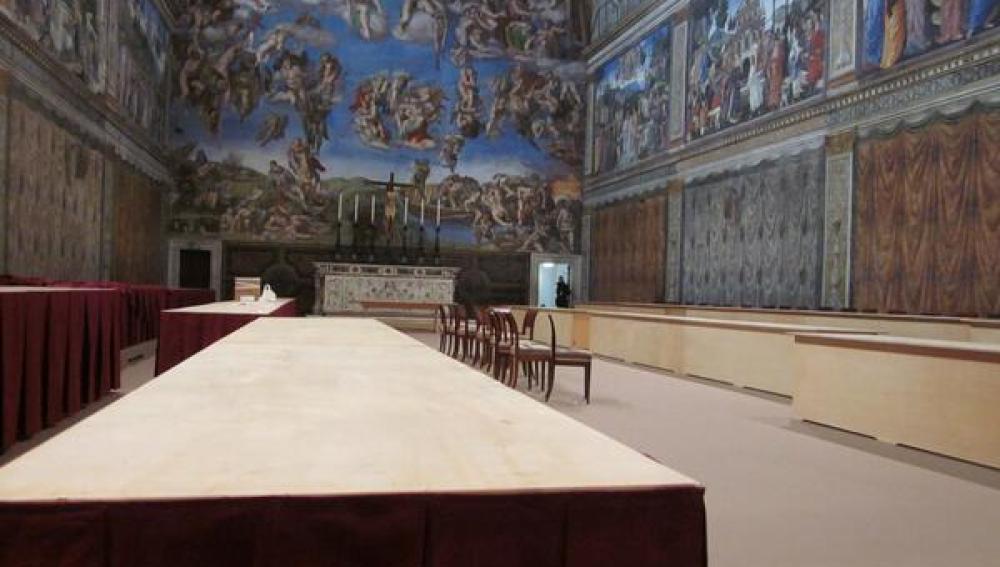 Las mesas en las que se sentarán los cardenales en el cónclave