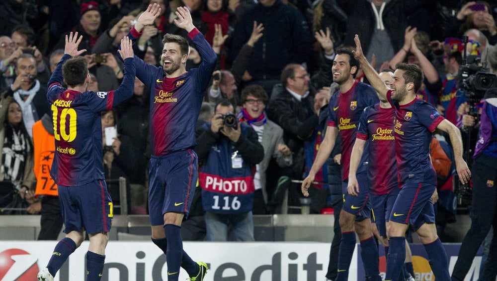Los jugadores del Barcelona celebran el cuarto gol ante el Milan.