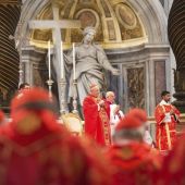 El cardenal Angelo Sodano oficia la misa votiva "Pro eligendo Pontifice"