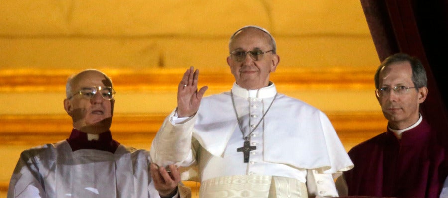 El Papa Francisco saluda desde el balcón El Papa Francisco saluda desde el balcón