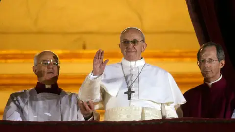 El Papa Francisco saluda desde el balcón El Papa Francisco saluda desde el balcón