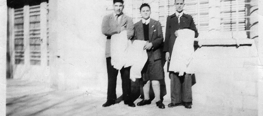 Jorge Mario Bergoglio (a la derecha) junto a dos compañeros en la escuela secundaria Jorge Mario Bergoglio (a la derecha) junto a dos compañeros en la escuela secundaria