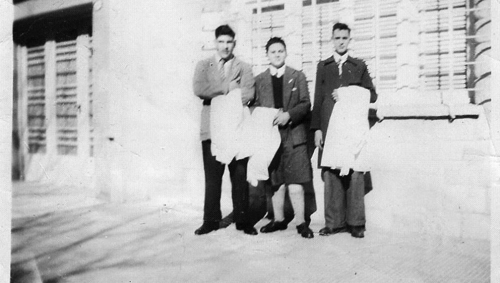 Jorge Mario Bergoglio (a la derecha) junto a dos compañeros en la escuela secundaria
