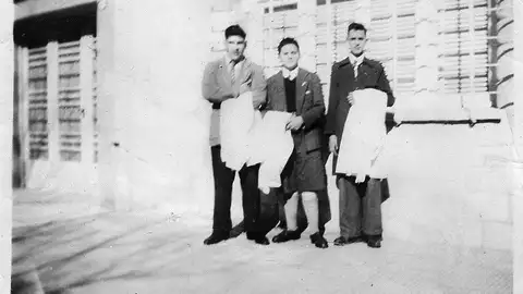 Jorge Mario Bergoglio (a la derecha) junto a dos compañeros en la escuela secundaria Jorge Mario Bergoglio (a la derecha) junto a dos compañeros en la escuela secundaria