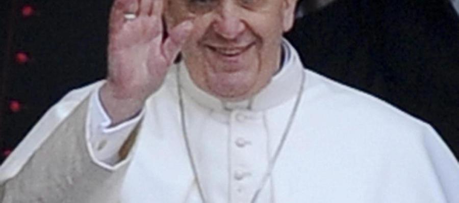 El papa Francisco saluda al salir de la basílica de Santa María la Mayor en Roma El papa Francisco saluda al salir de la basílica de Santa María la Mayor en Roma