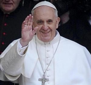 El papa Francisco saluda al salir de la basílica de Santa María la Mayor en Roma El papa Francisco saluda al salir de la basílica de Santa María la Mayor en Roma