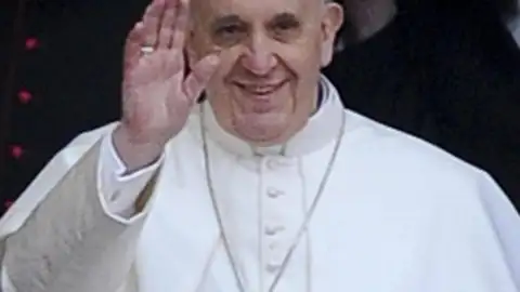 El papa Francisco saluda al salir de la basílica de Santa María la Mayor en Roma El papa Francisco saluda al salir de la basílica de Santa María la Mayor en Roma