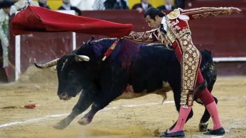 El matador David Mora durante la faena a su segundo toro