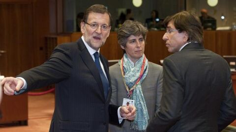 Mariano Rajoy charla con colegas europeos durante la reuni&oacute;n en Bruselas