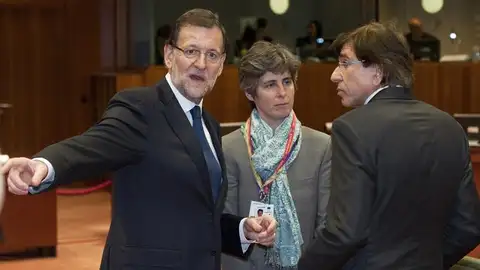 Mariano Rajoy charla con colegas europeos durante la reunión en Bruselas Mariano Rajoy charla con colegas europeos durante la reunión en Bruselas