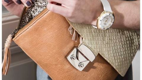 Un bolso con bolsillos secretos