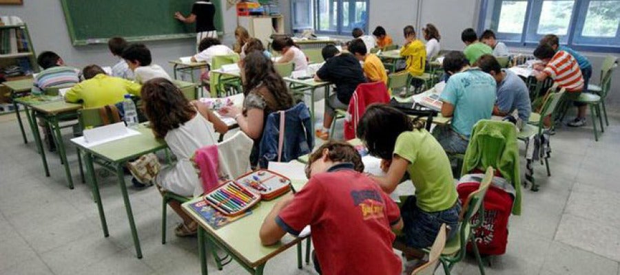 Alumnos atienden a su profesora en clase Alumnos atienden a su profesora en clase