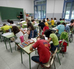 Alumnos atienden a su profesora en clase Alumnos atienden a su profesora en clase