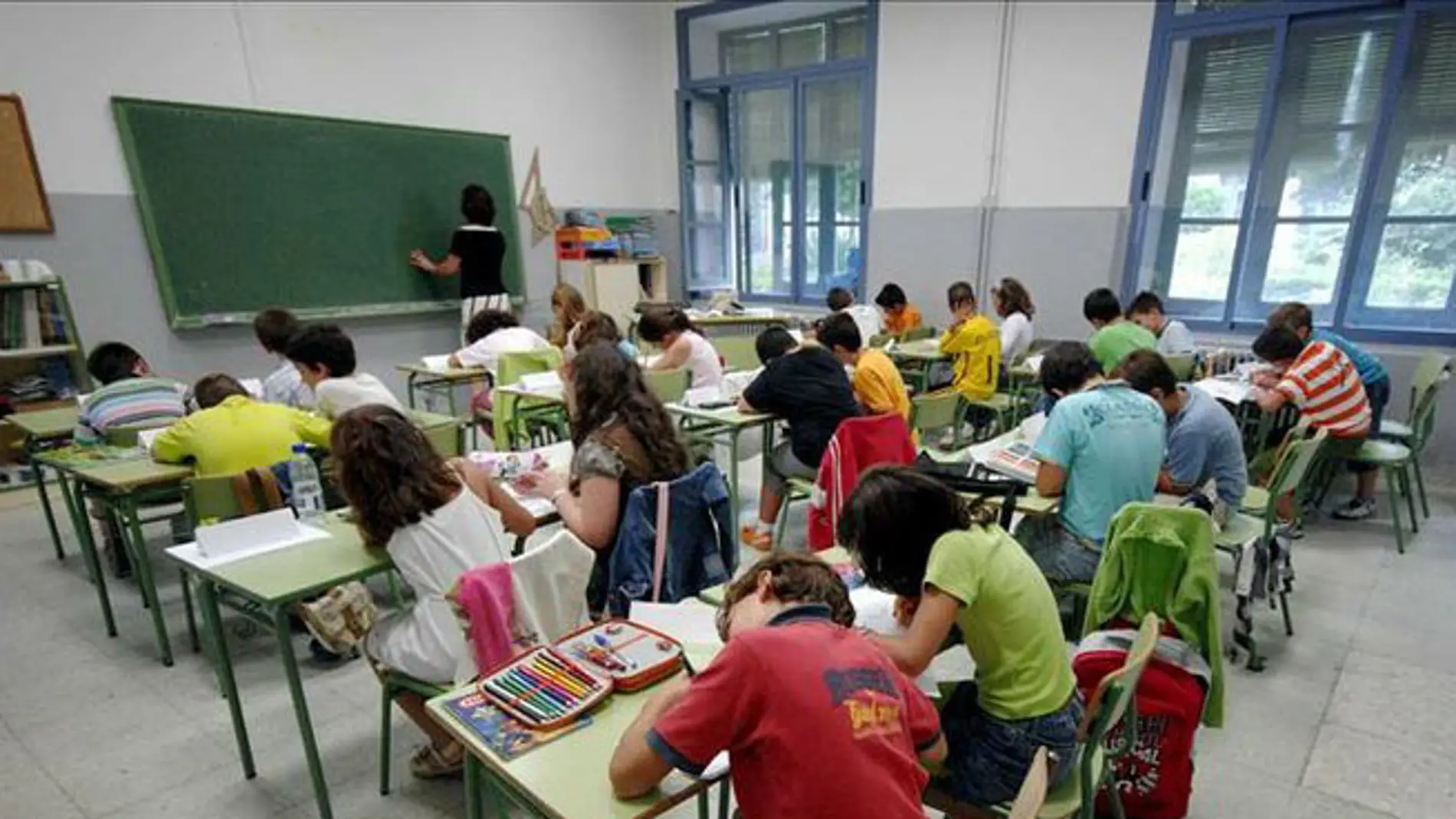 Alumnos atienden a su profesora en clase