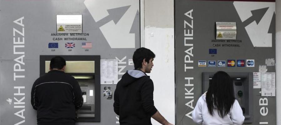 Varias personas sacan dinero de un cajero de Nicosia Varias personas sacan dinero de un cajero de Nicosia