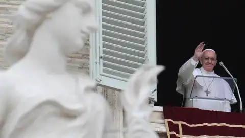 El Papa Francisco, en su primer Ángelus desde la ventana de su apartamento en El Vaticano El Papa Francisco, en su primer Ángelus desde la ventana de su apartamento en El Vaticano