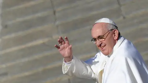 El papa Francisco saluda a su llegada a la plaza de San Pedro en el Vaticano. El papa Francisco saluda a su llegada a la plaza de San Pedro en el Vaticano.