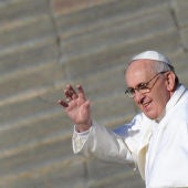El papa Francisco saluda a su llegada a la plaza de San Pedro en el Vaticano.