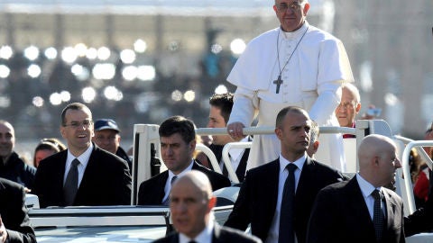El papa Francisco llega a la plaza de San Pedro.